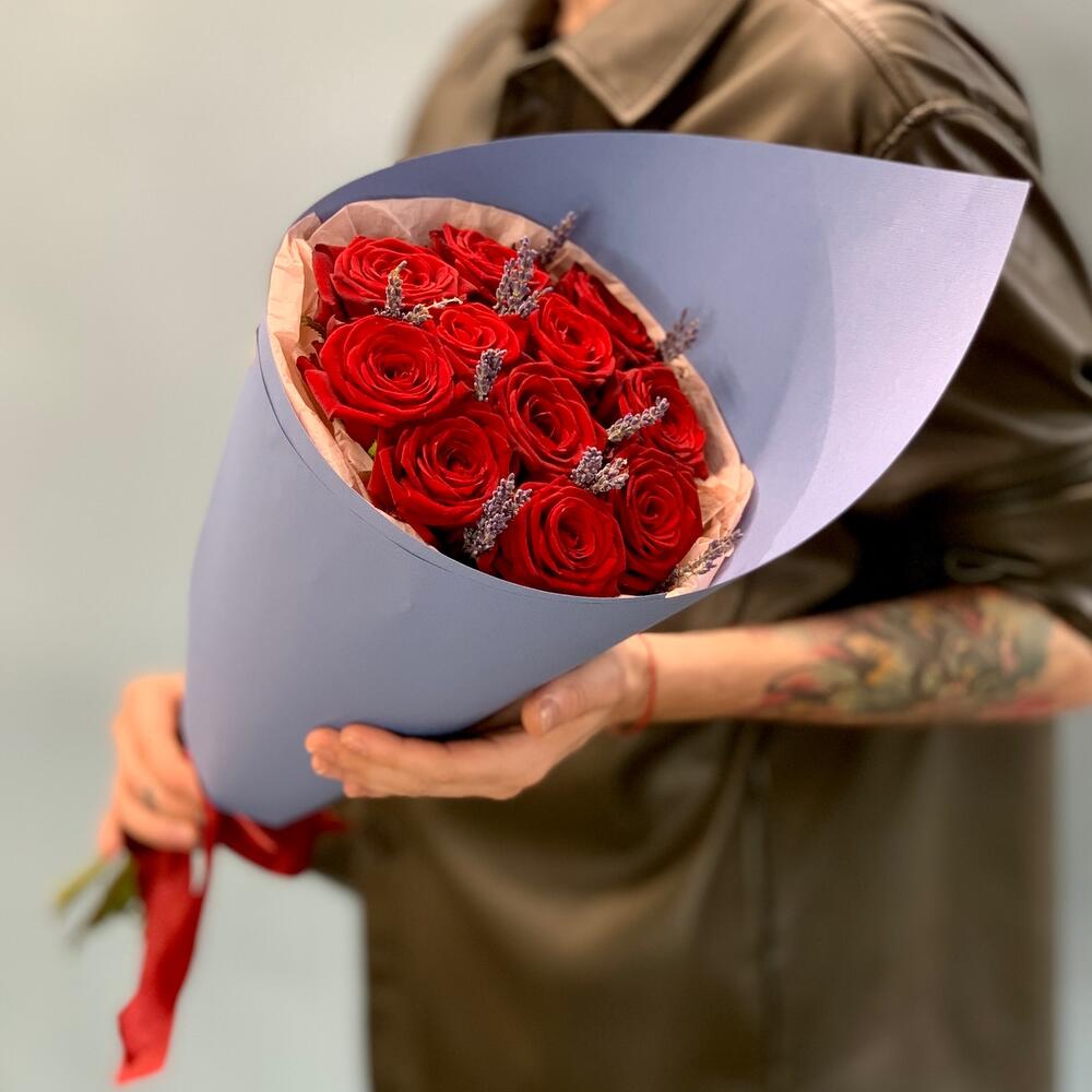 Букет с розами и лавандой в оформлении