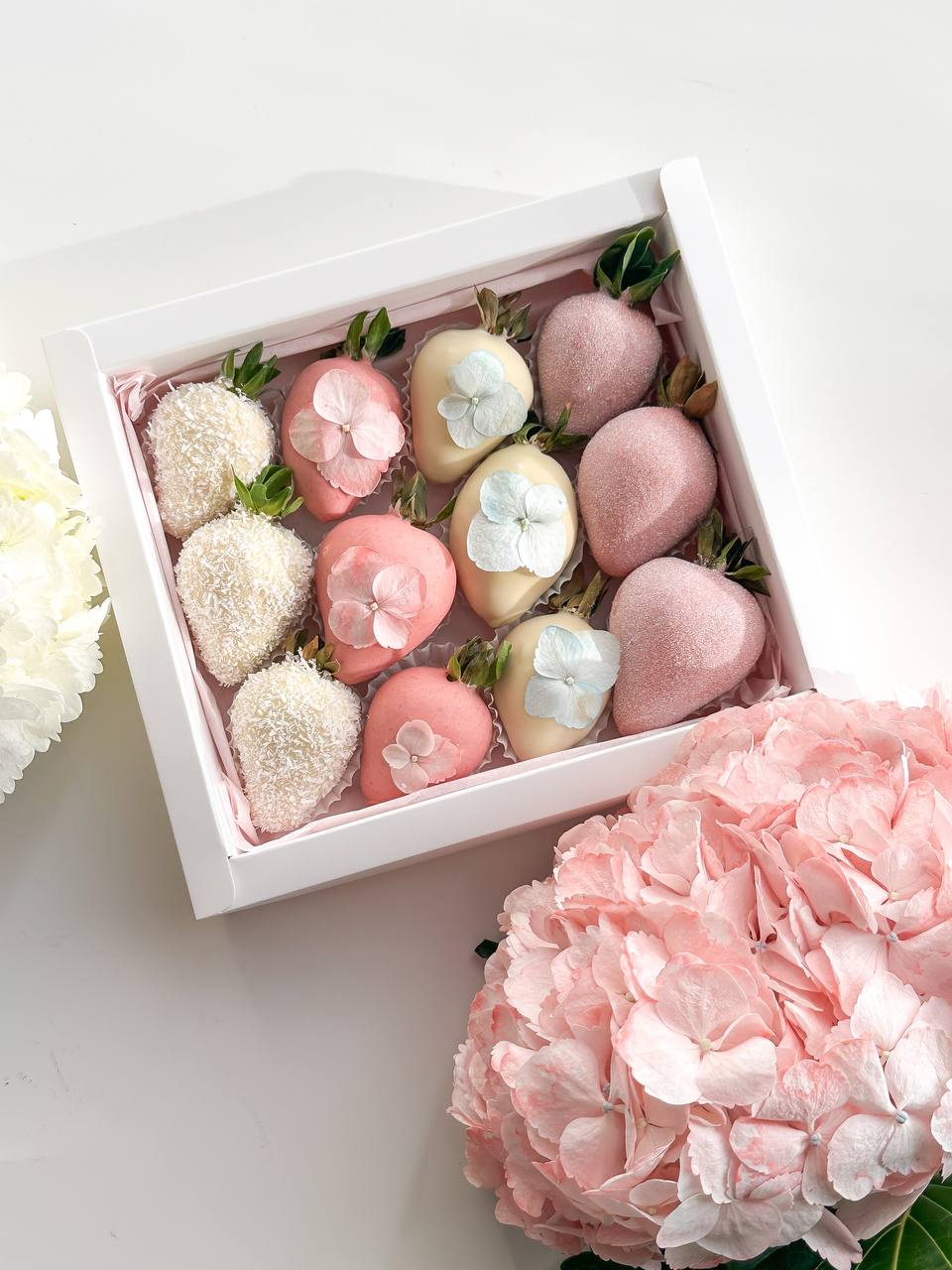 Клубничный бокс "Сакура" клубника в белом и розовом шоколаде 