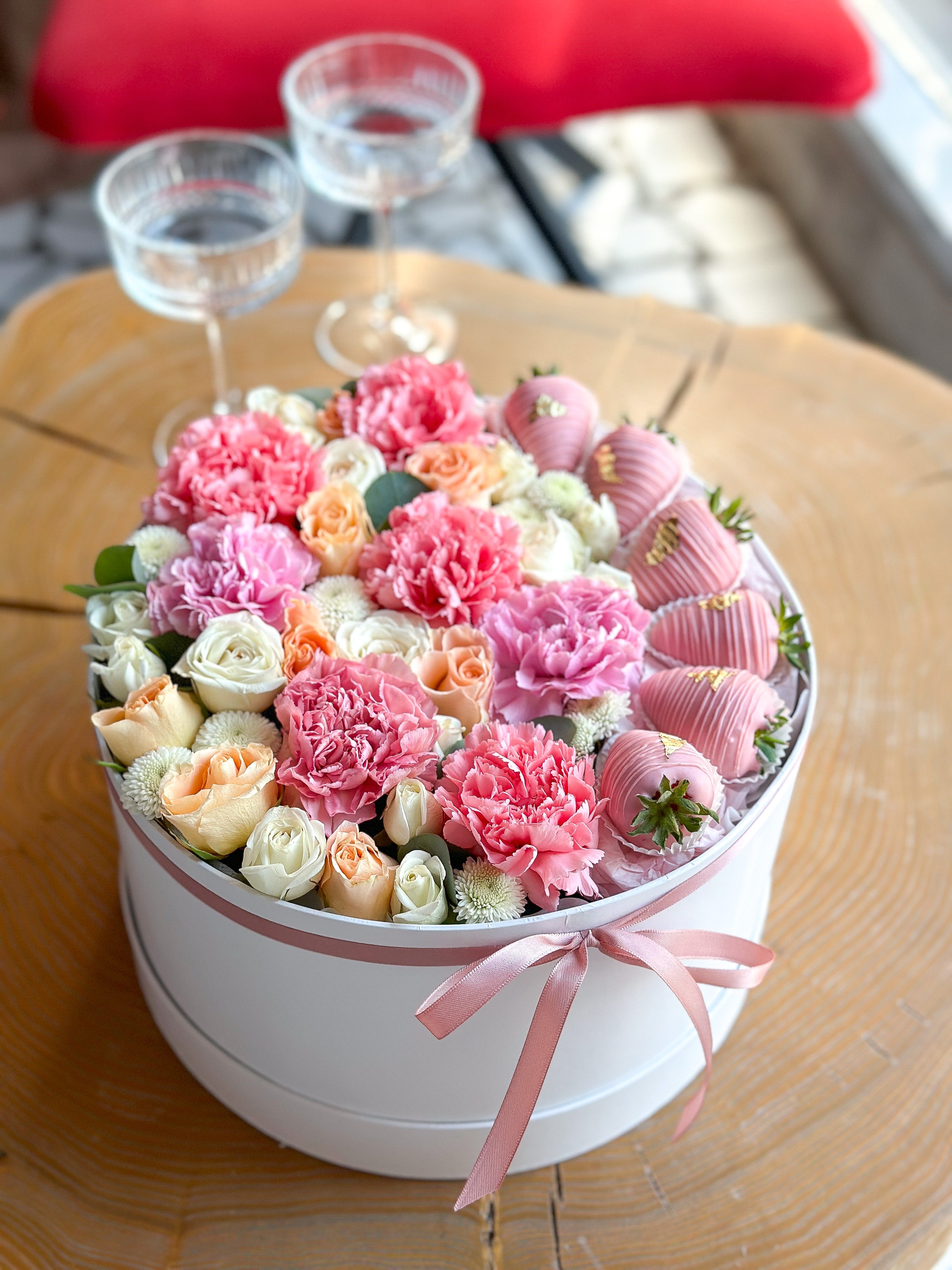 "Жозефина" M клубника в шоколаде с спрей розой, гвоздикой и хризантемой  в коробке 