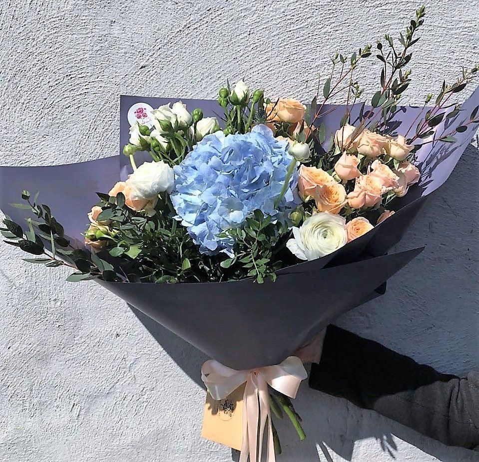 Букет "Вечерний звонок" из гортензий, ранункулюса и роз