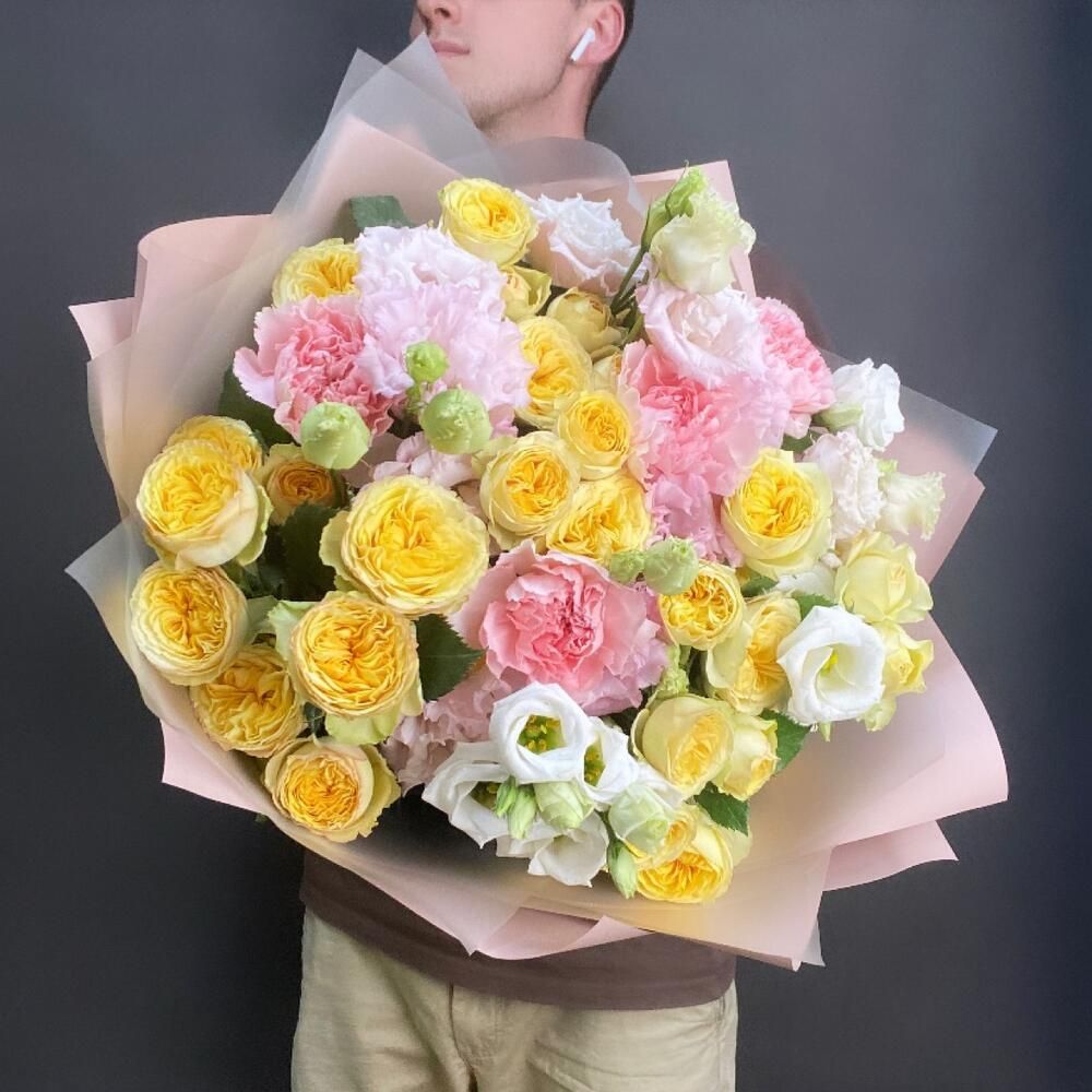 Букет "Сладкий пирожок" из гвоздик, Лизиантуса и роз