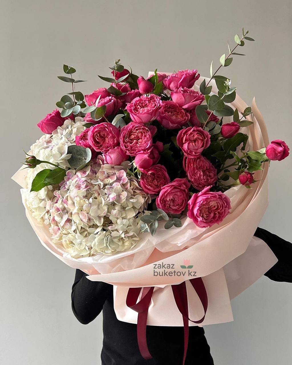 Букет "Тамия" L из гортензии и пионовидных спрей