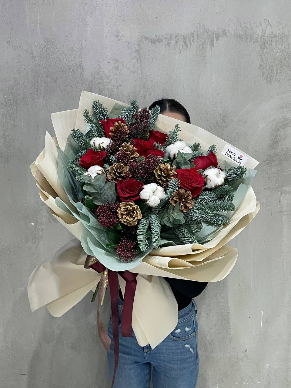 Новогодний букет "Кристмас" из нобилиса с розами, хлопком и шишками