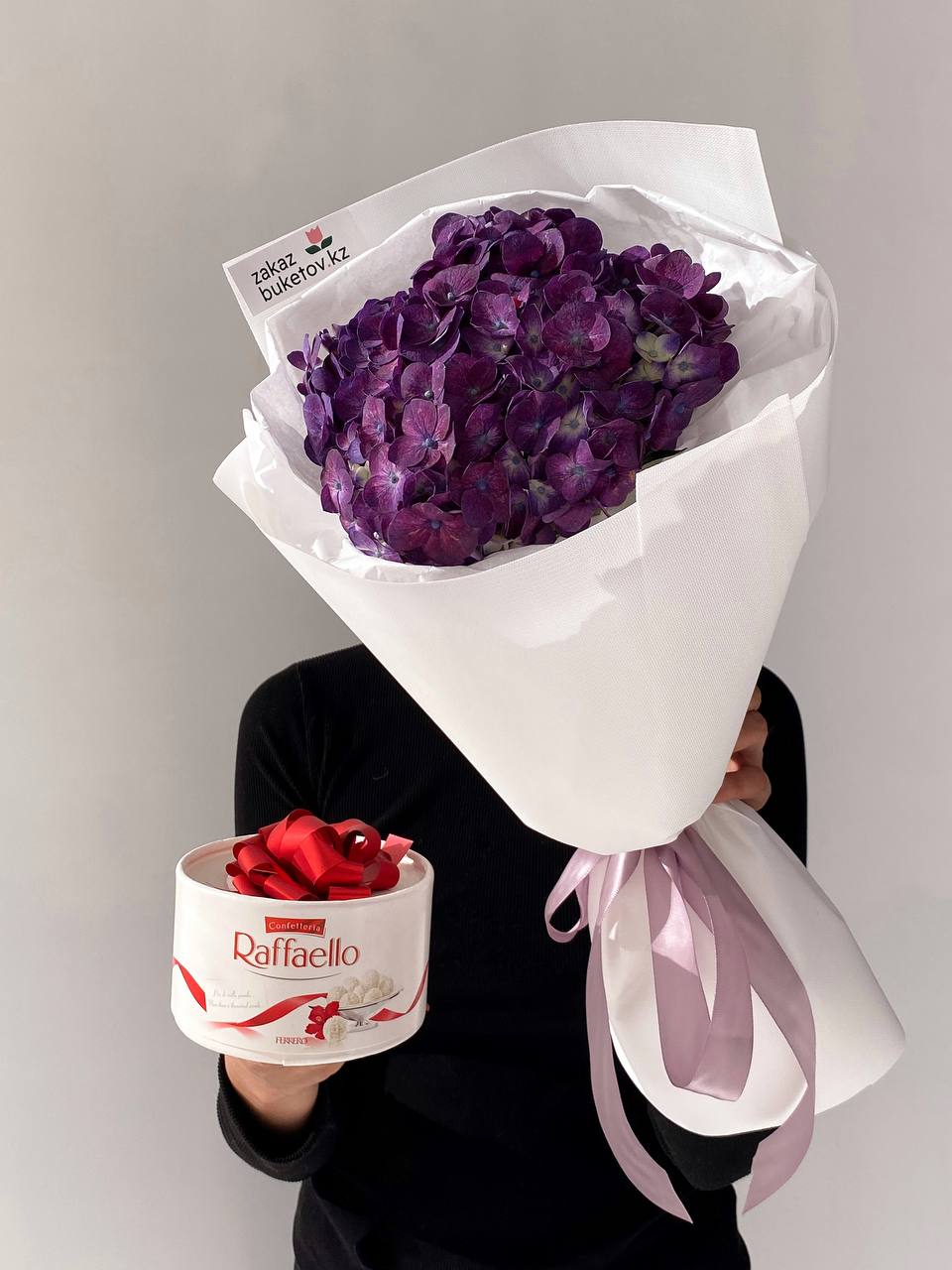 Сет "VELVET" из букета гортензий и коробки Raffaello