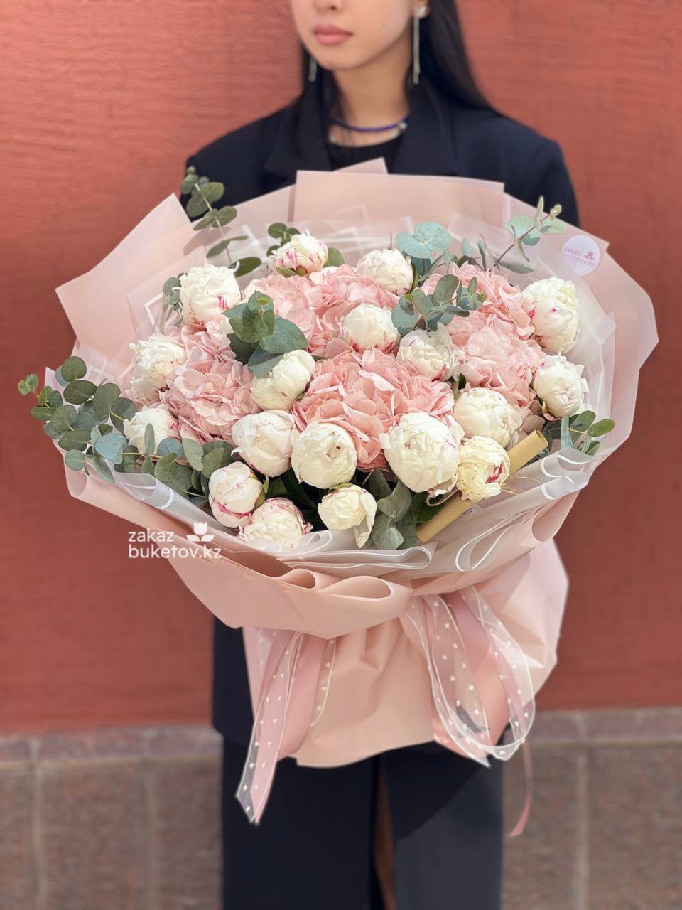 Букет "Элая" с гортензией и голландскими пионами