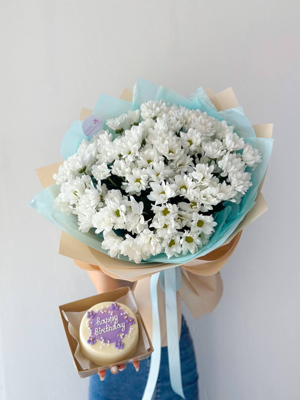 Сет "Превосходство" букет хризантем и бенто тортик