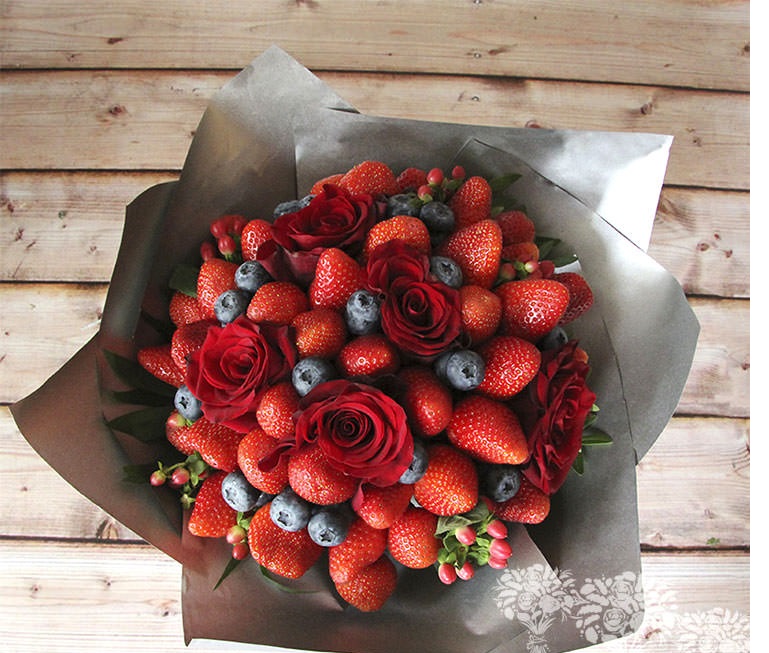 Букет из ягод клубники и черники с розами 