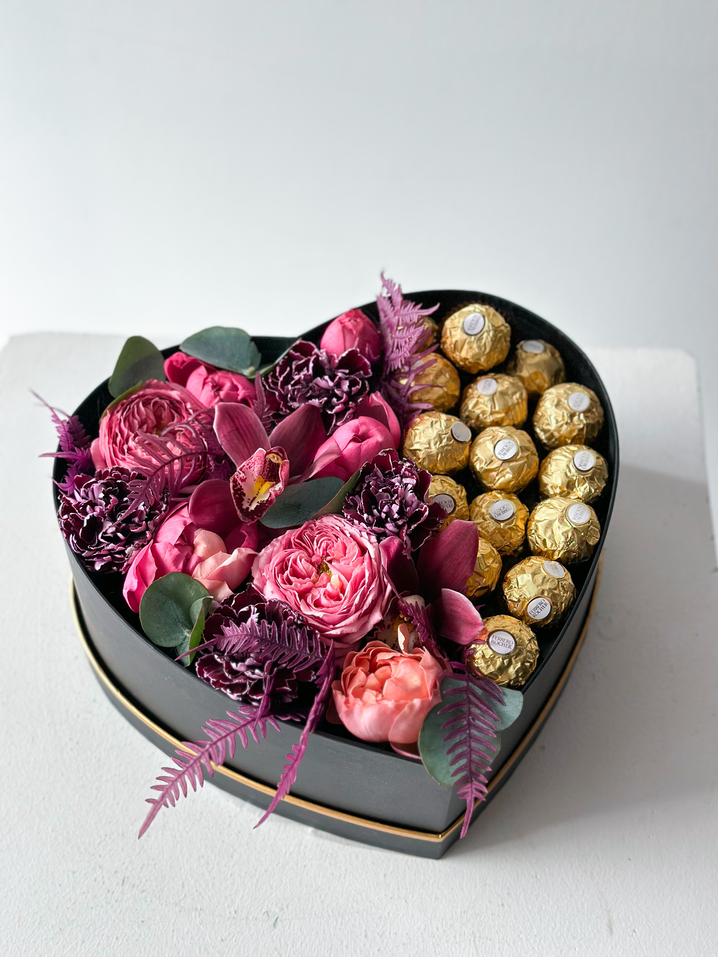 Композиция "Purple" с орхидеей, диантусом и розой в коробке