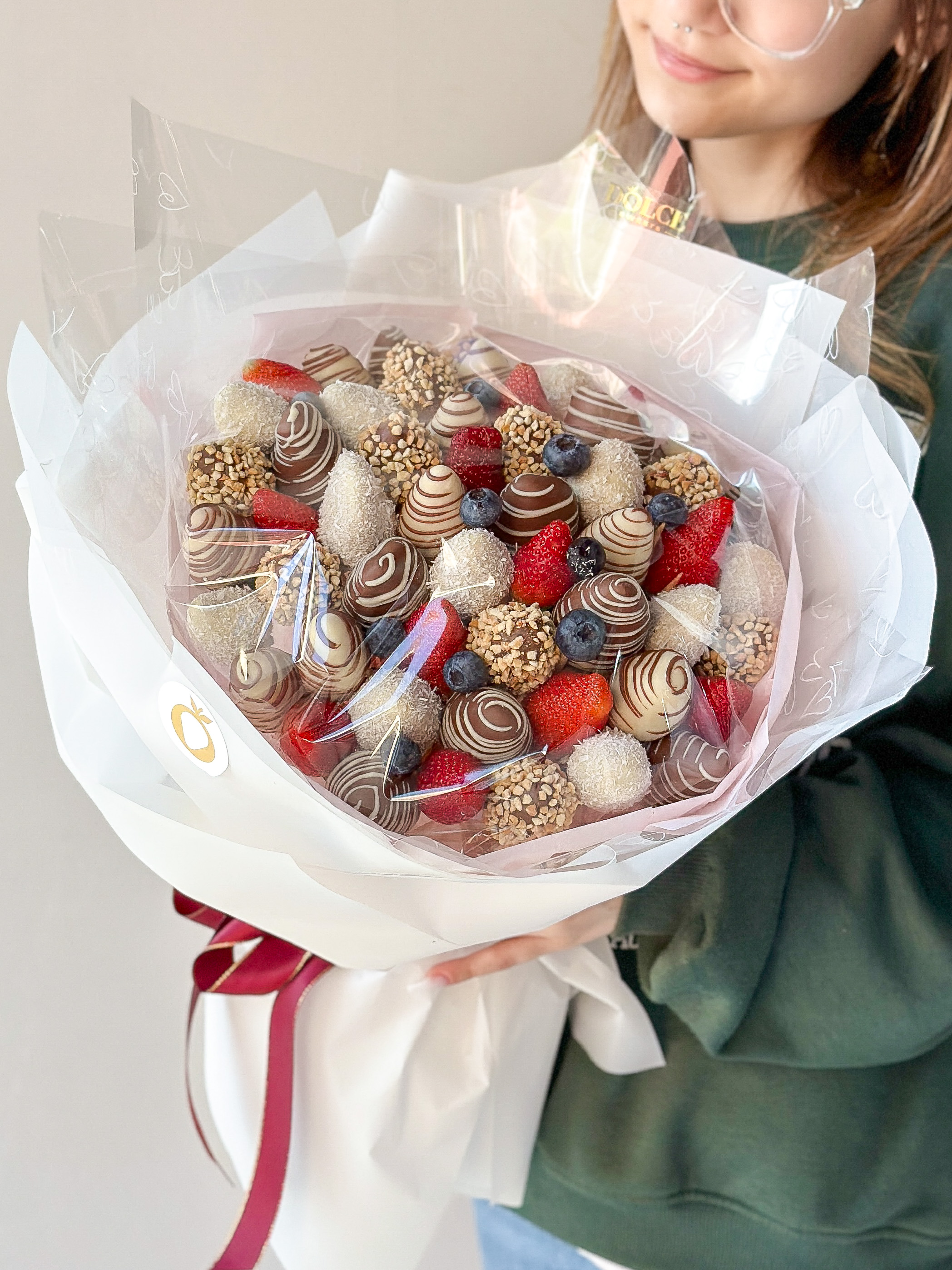 "Фантазия L" букет из клубники в шоколаде с голубикой 