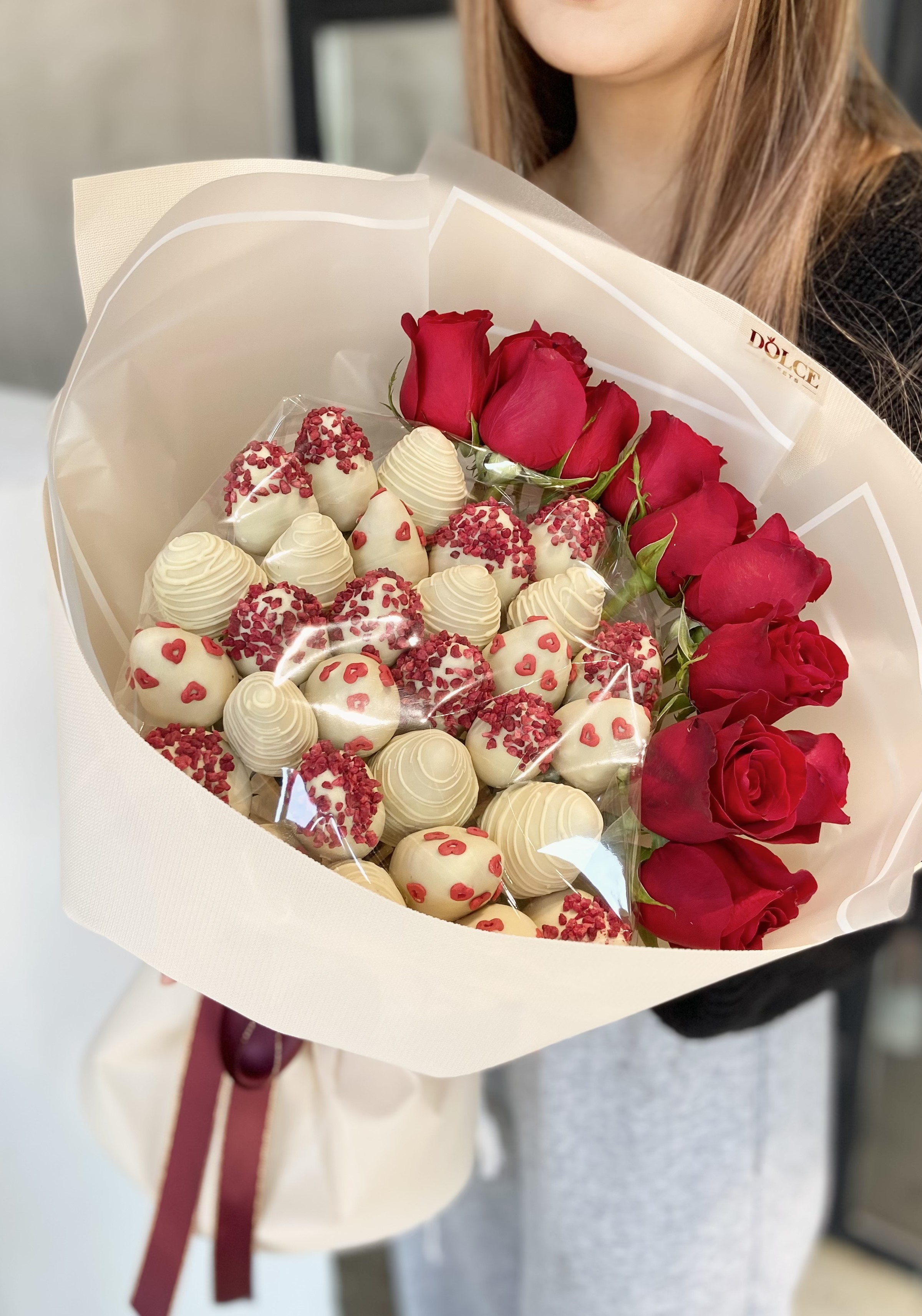 Клубничный букет "Феерия" М из клубники в белом шоколаде и голландских роз