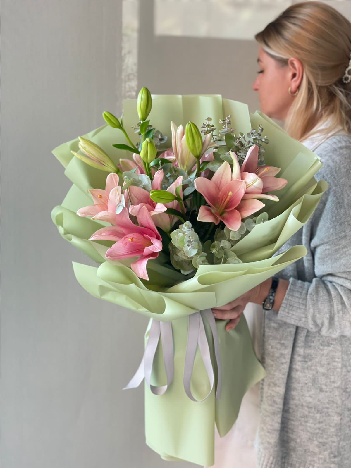 Букет "Глория" из лилий и эвкалипта 