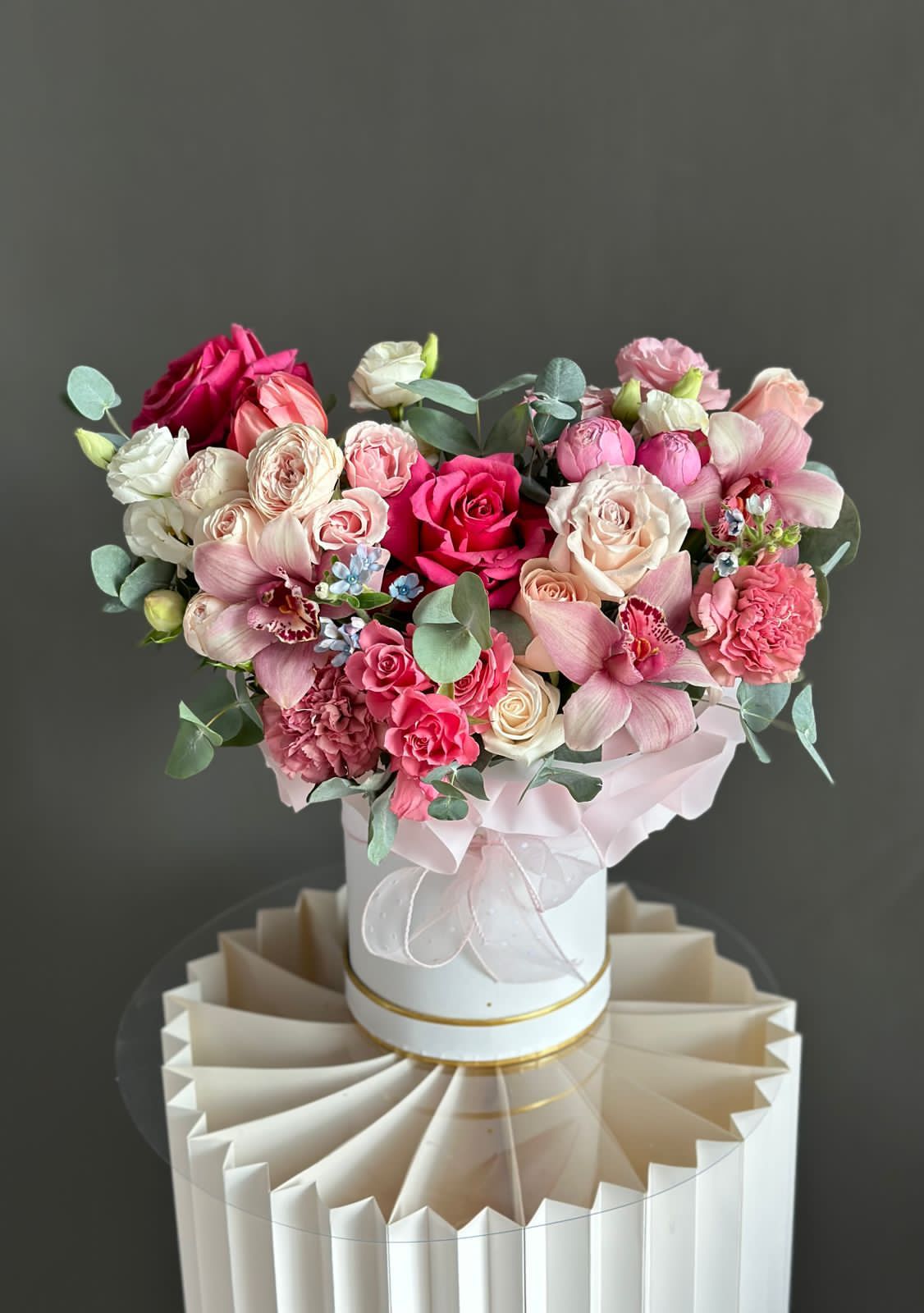 Композиция "Тиаранда" с твидией, гвоздикой, орхидеей и розами