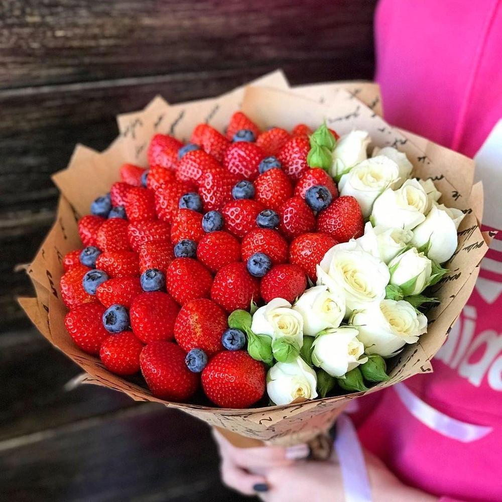 Клубничный букет "Ягодная любовь" из клубники и роз