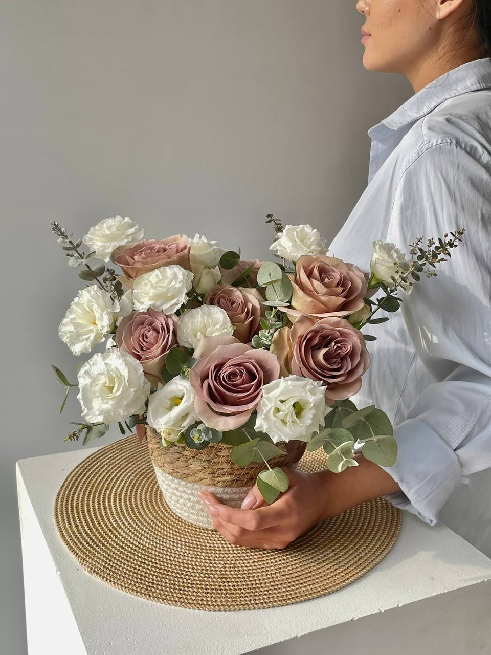 Композиция "Лион М" с розами и лизиантусом в кашпо