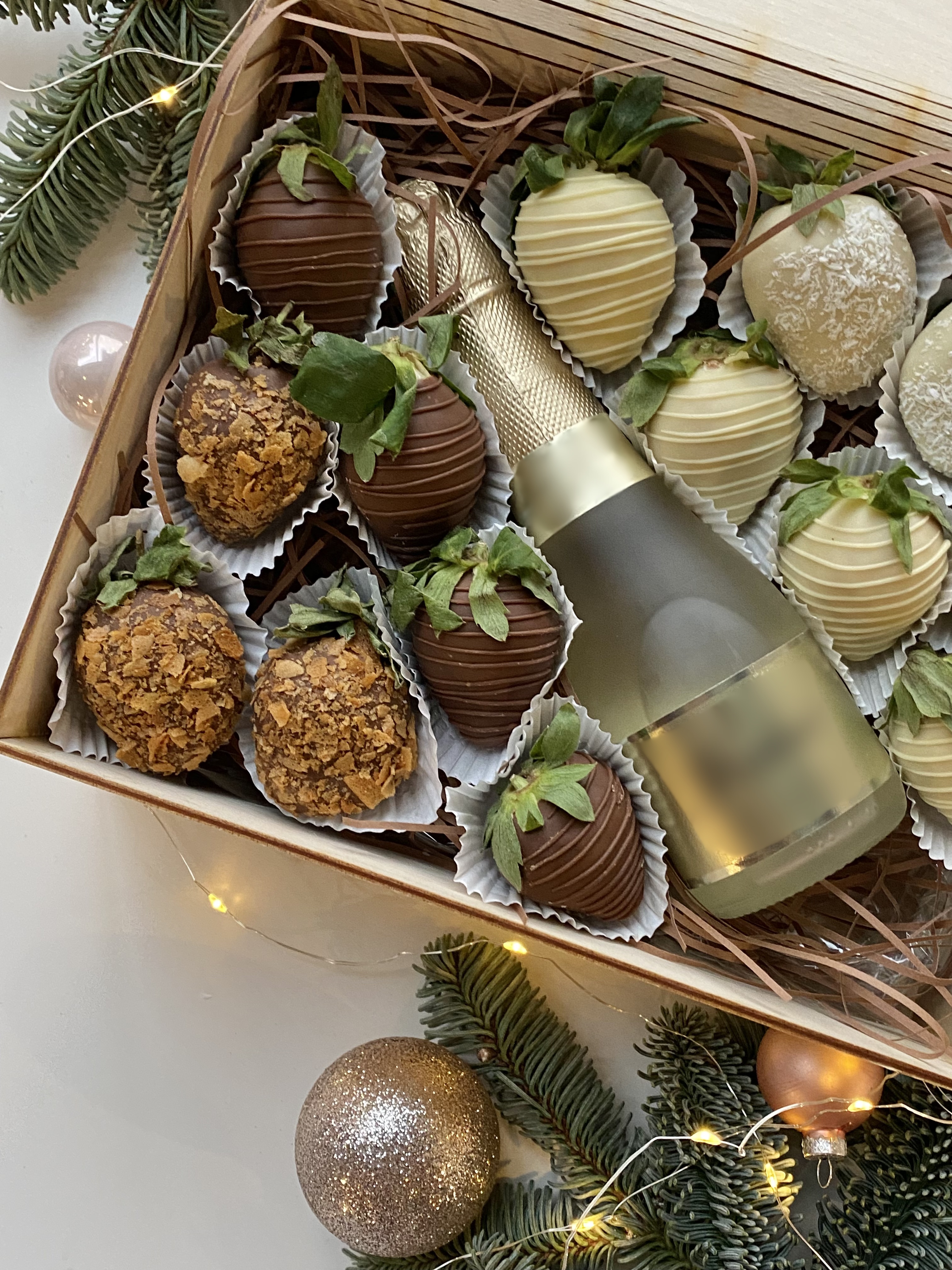 Клубничный бокс "Престиж" клубника в шоколаде с шампанским  в деревянной коробке