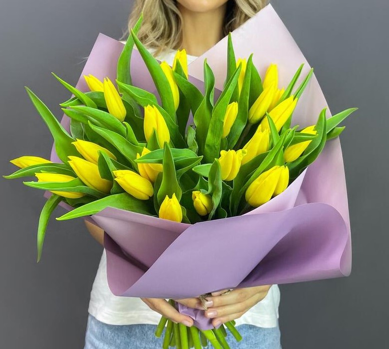Букет из 25 тюльпанов в оформлении