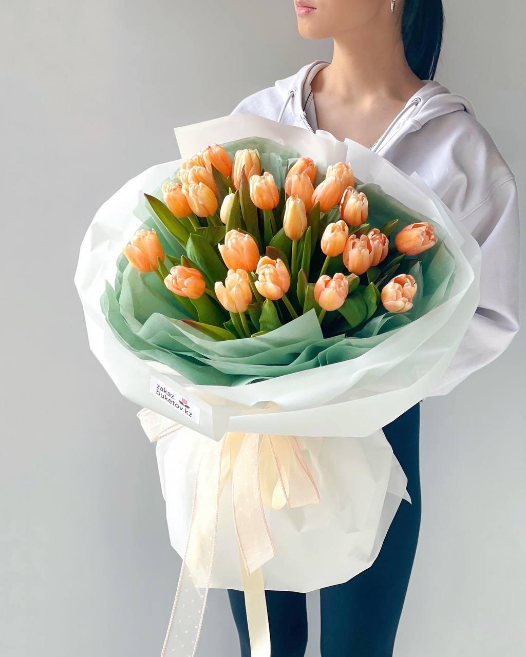 Букет из 25 оранжевых тюльпанов "Beyond"