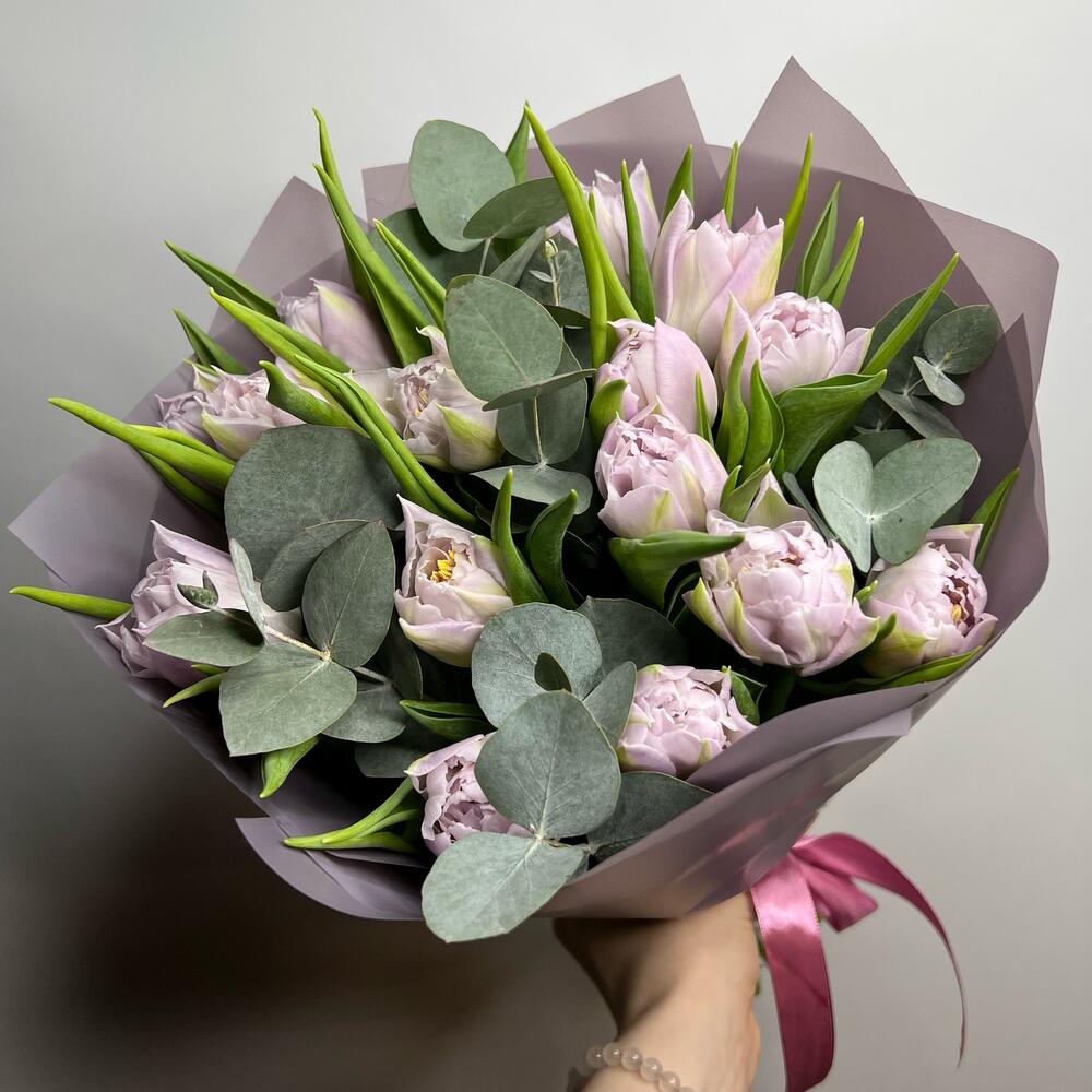 Букет из 15 пионовидных тюльпанов и эвкалипта
