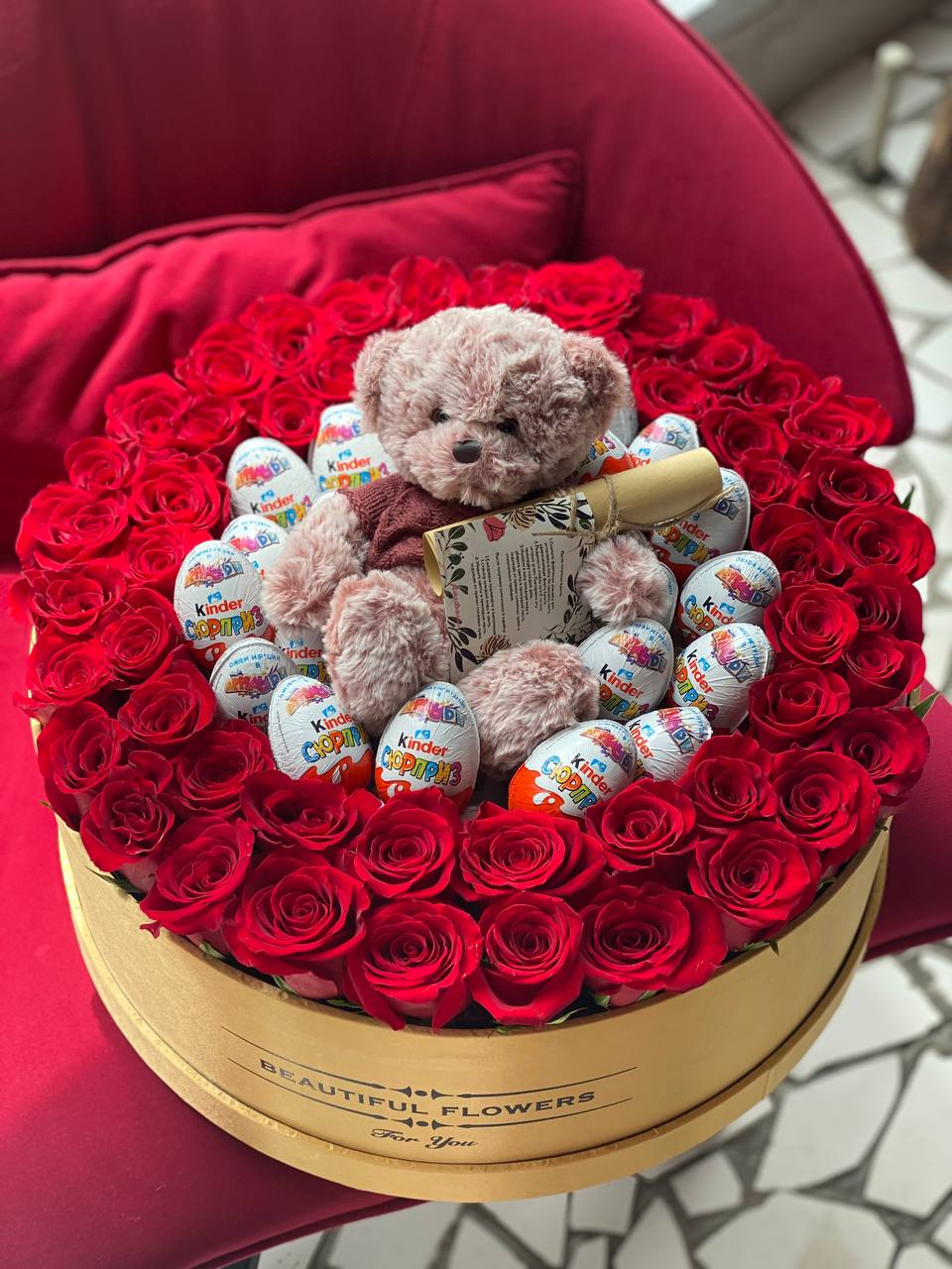 Композиция "Perfect" 51 голландская роза, kinder и мишка в коробке