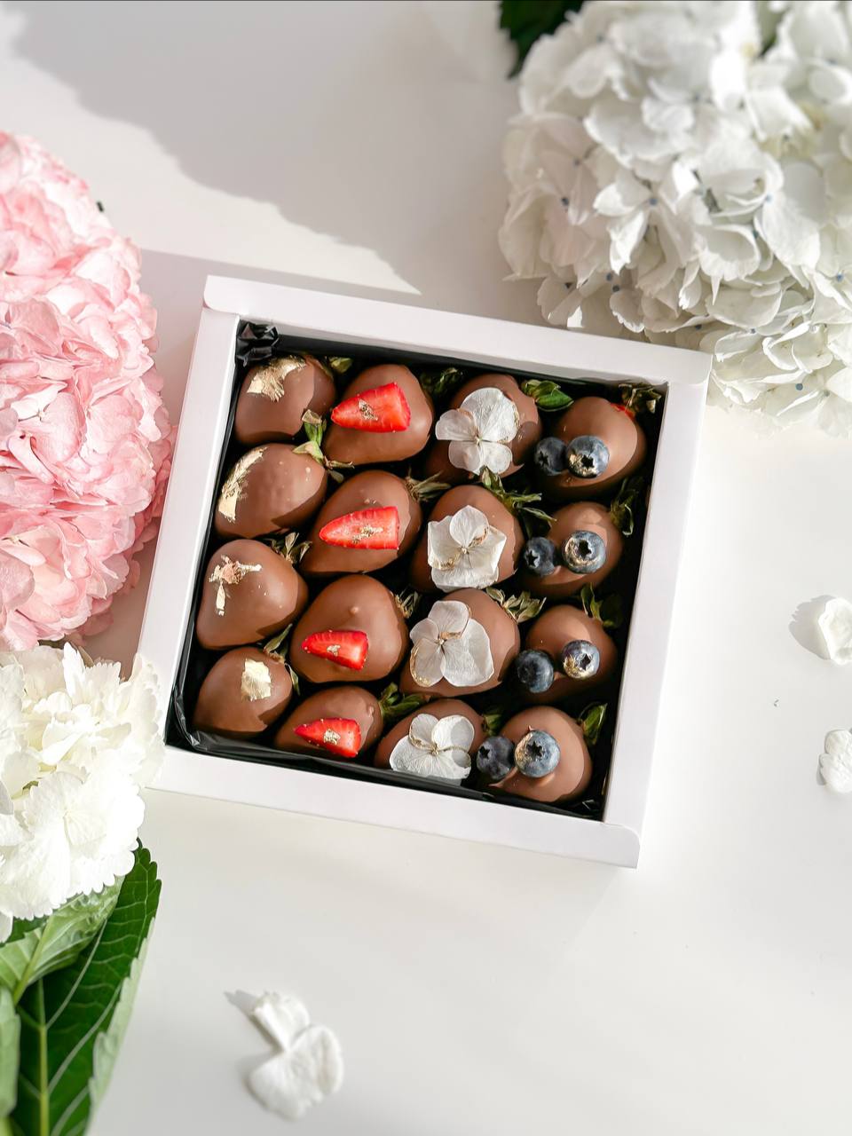 Клубничный бокс "Весна" клубника в шоколаде и свежая голубика
