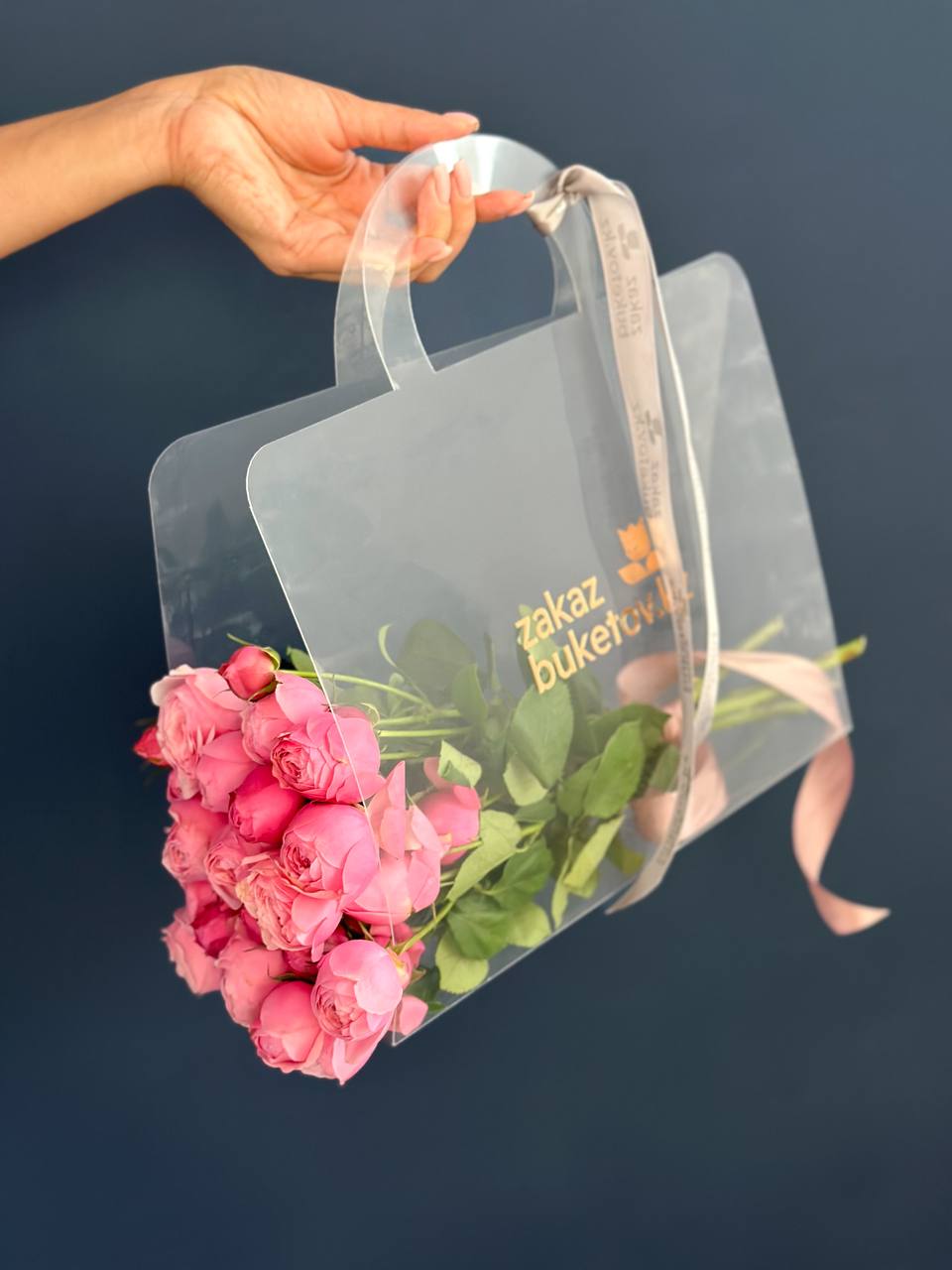 сумочка с пионовидными спрей розами 