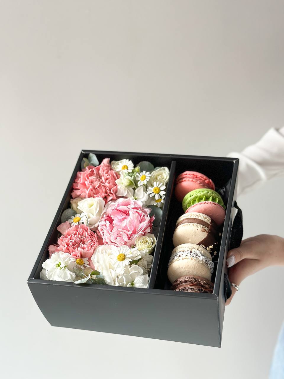 "Мария Макарон" M комбо пионы, лизиантус, гвоздика и ромашка в коробке с макаронс