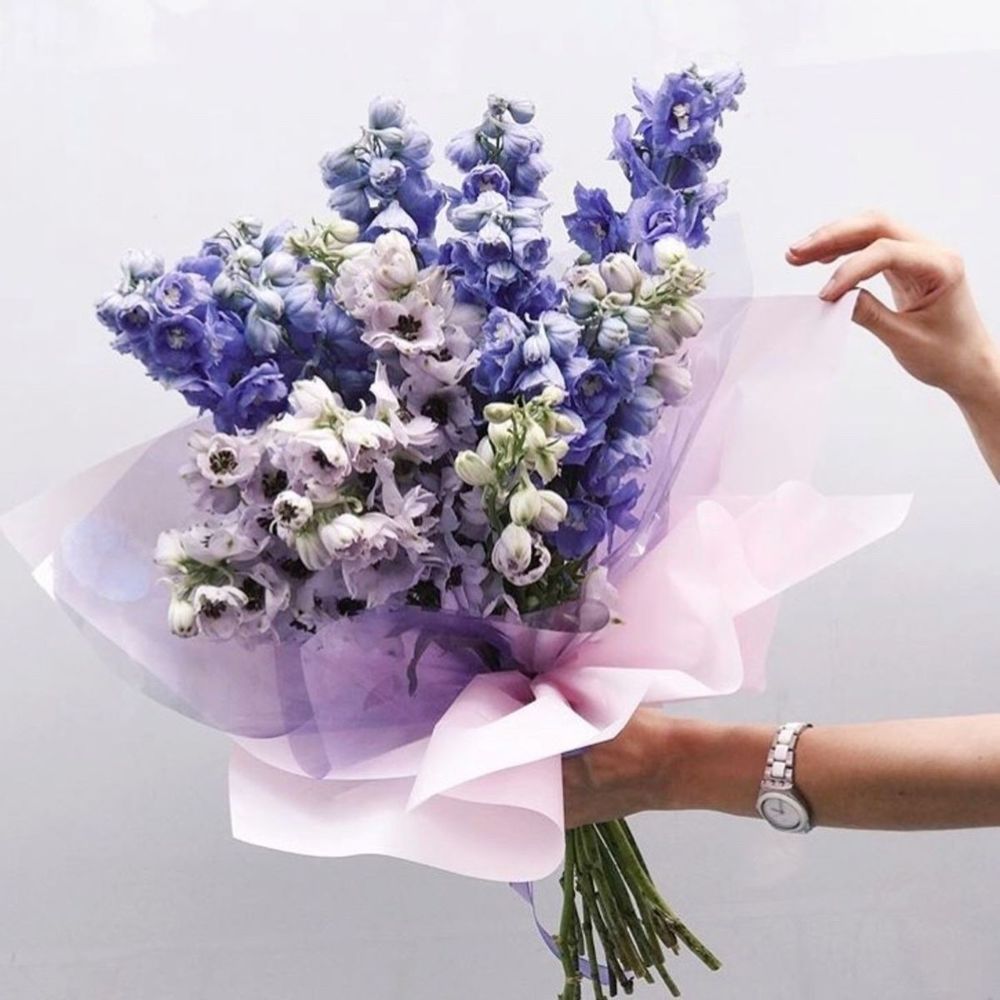 Дельфиниум голубой букет. Букет из дельфиниума. Дельфиниум цветок букет. Букет с дельфиниумом. Дельфиниум голубой букет.