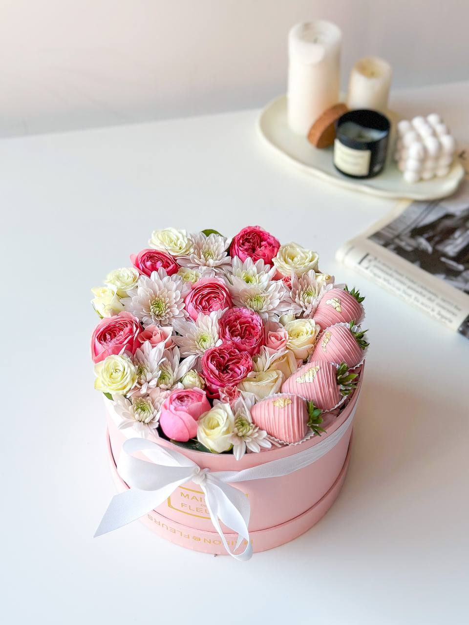 Клубника в шоколаде с спрей розами, хризантемой  "Жозефина" S 