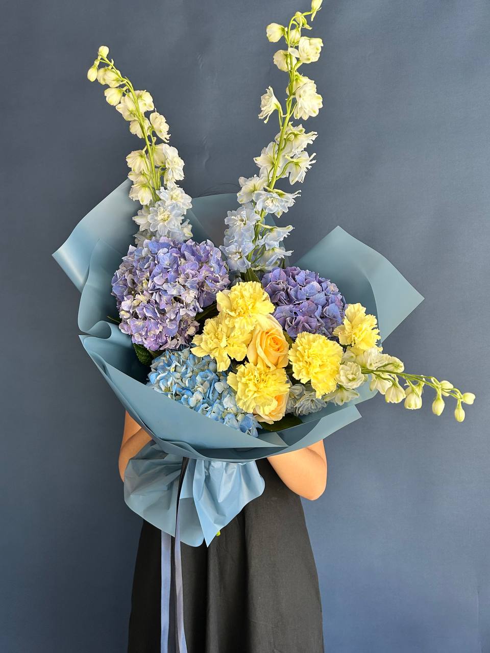 Букет "Звездная ночь" с дельфиниумом, гортензией, розой и гвоздикой