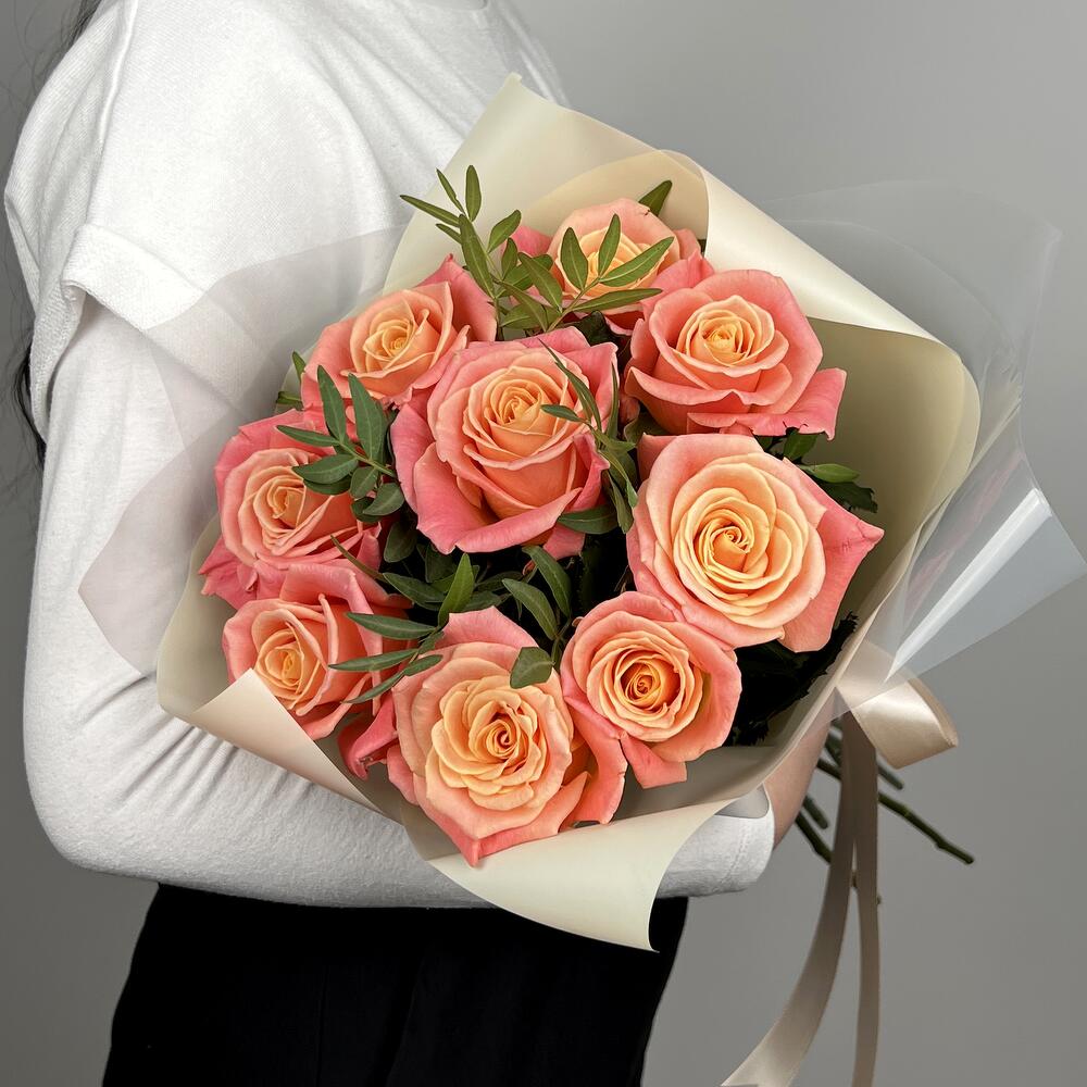 Букет из 9 персиковых роз в оформлении