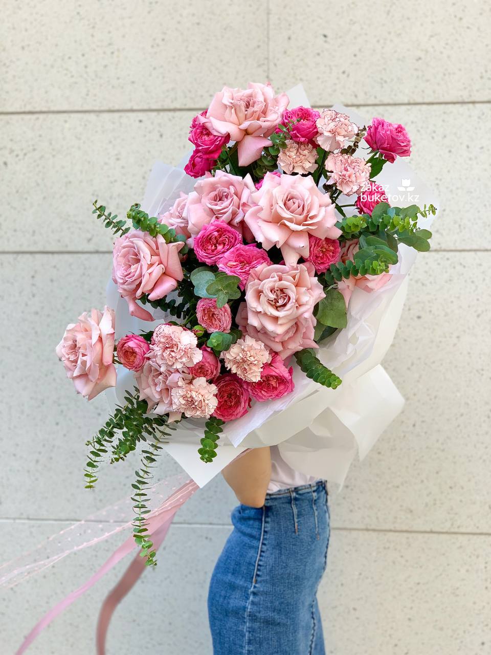 Букет "Сюзане" из роз с диантусами