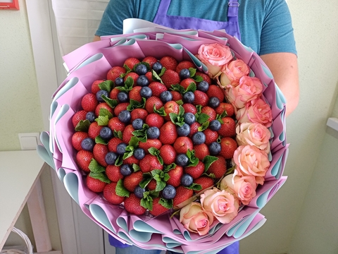 Букет из клубники и роз "Розовая симфония"