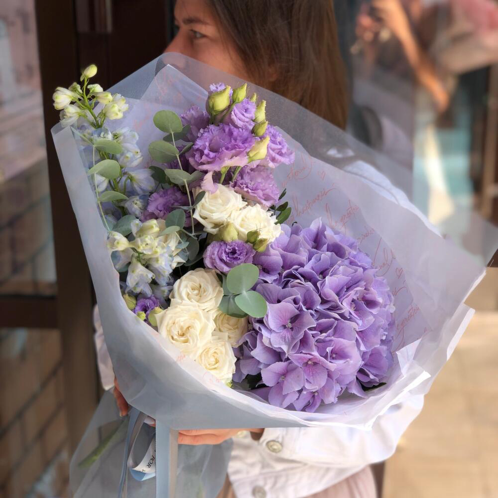 Букет "Пончик феи" с гортензией, лизиантусом и дельфиниумом