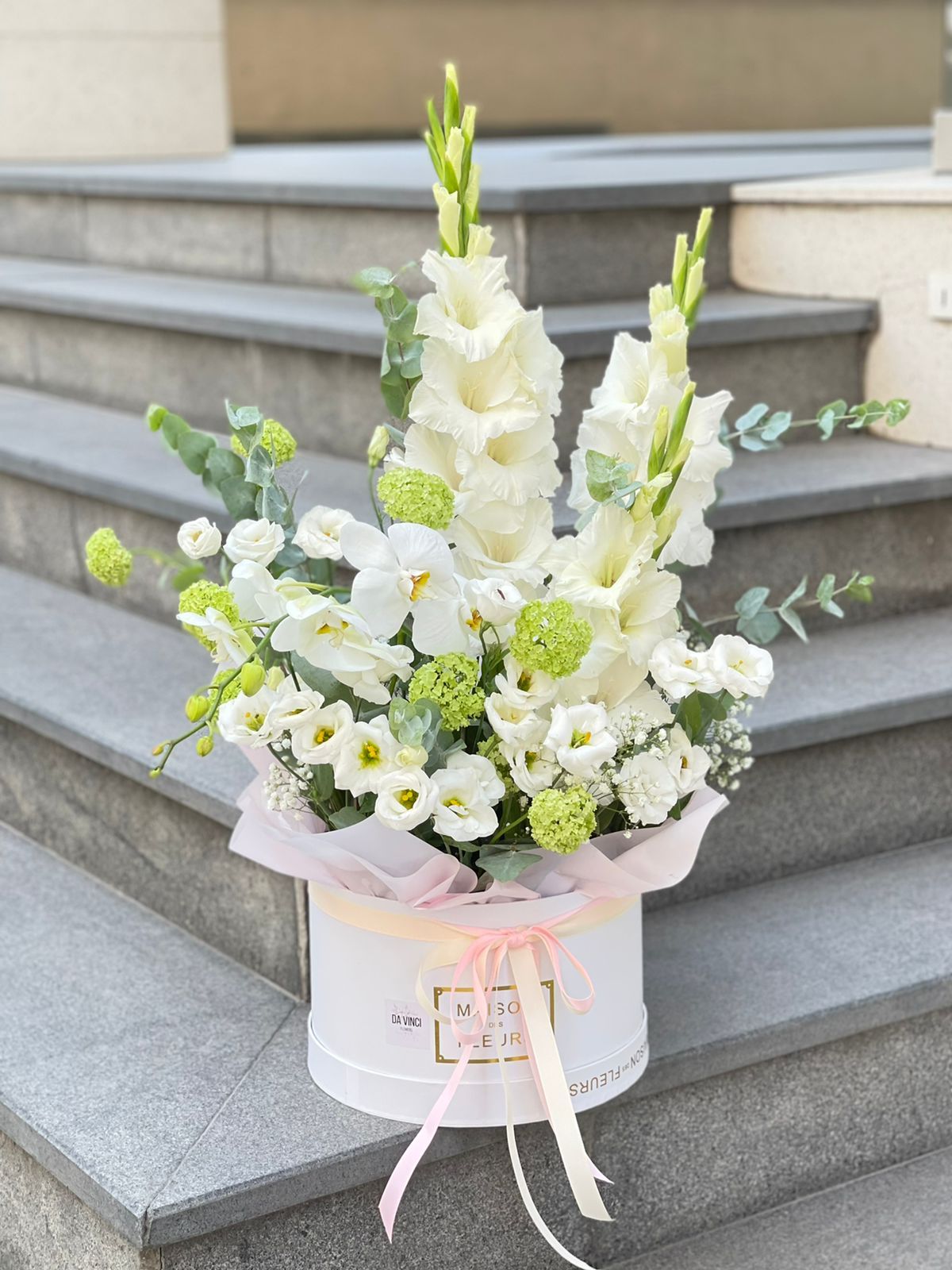 Букет "Happiness" из гладиолусов и лизиантусов