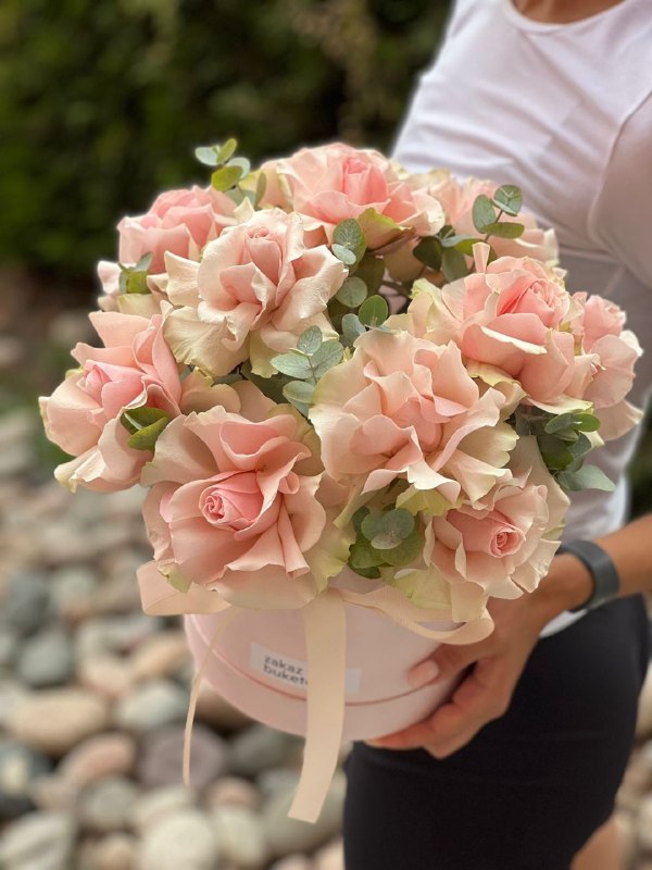 Букет "Розали" из 11 вывернутых голландских роз в коробке