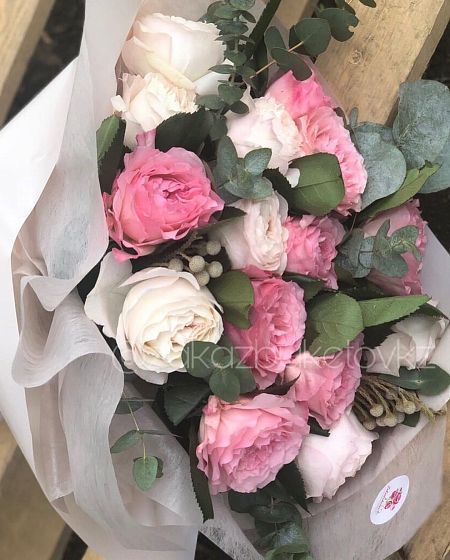 Цветочный букет "Пионовидные розы" с добавлением брунии 3