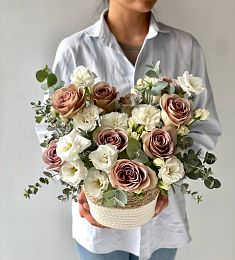 Композиция "Лион L" с розами и лизиантусом.