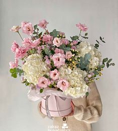 Цветочная композиция "Мираж" из гортензий, роз, гипперикума и лизиантусов