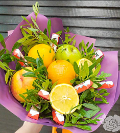 Букет из фруктов и цветов "Лайм"