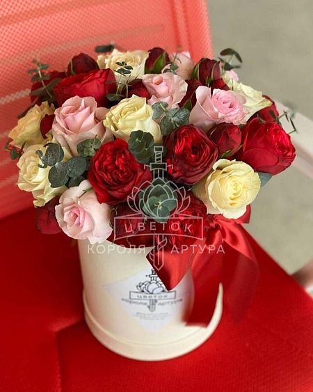 Композиция "Реверанс" с розами и ранункулюсами 1
