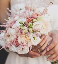 Букет невесты "Клубничный пломбир" из гвоздик, Лизиантуса, роз и Астильбы