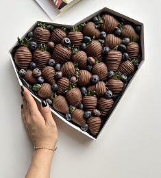 Клубничный бокс "Chocoheart" клуюника в шоколаде в коробке в форме сердца