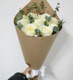 Букет из 9 белых роз "Avalanche" в минималистичном оформлеении.