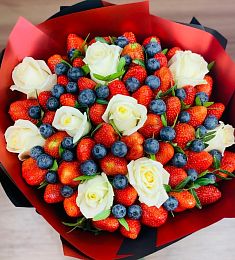 Букет из ягод и цветов «Яркая страсть»