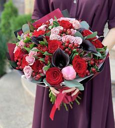 Букет "Алая страсть" с розами и каллами