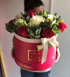 Композиция в коробке "Большое счастье" с розой и зеленью