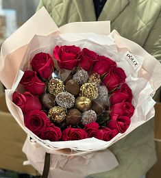 Клубничный букет "Роза Тюдоров" S клубника в шоколаде и розы