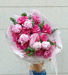Букет "Леди Роуз" из местных пионов, роз и эвкалипта