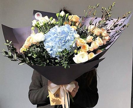 Букет "Вечерний звонок" из гортензий, ранункулюса и роз 2