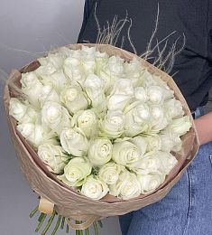51 белая роза со стифой